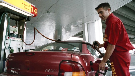 El Gobierno Nacional postergó el aumento del precio de los combustibles