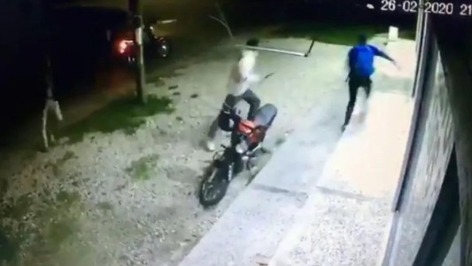 Video: destrozaron una moto porque no pudieron robarla
