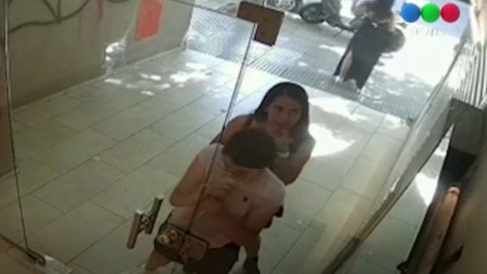 VIDEO: Tres jóvenes ladronas desvalijaron dos departamentos