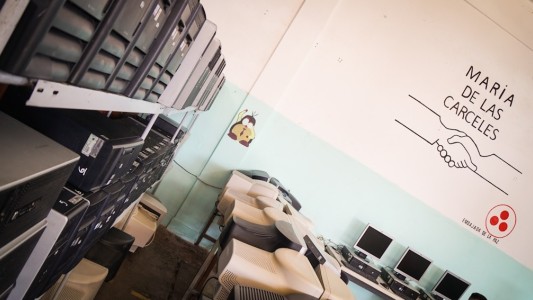 Presos repararon y donaron computadoras a escuelas cordobesas de bajos recursos