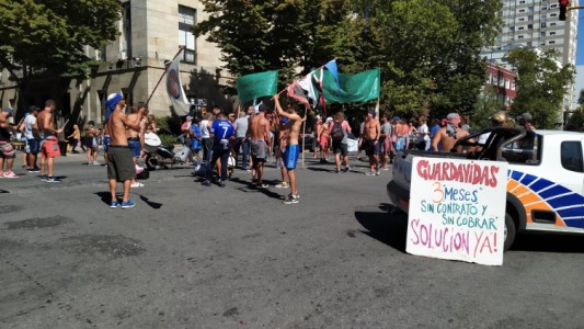 Guardavidas reclamando sueldos adeudados frente a la municipalidad de Mar del Plata
