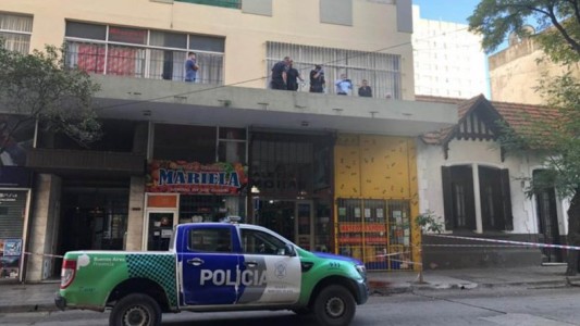 Una mujer murió al caer desde un séptimo piso y sospechan que la tiró un hombre