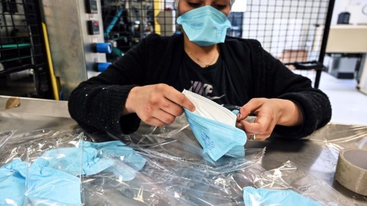 Coronavirus en Francia: Macron dispuso la confiscación de la producción de barbijos para distribuirlos