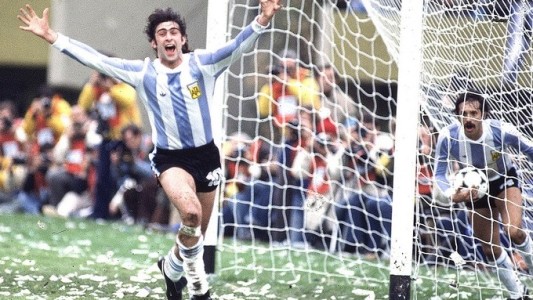 Kempes se reencontró con su camiseta campeona del mundo en 1978 luego de 42 años