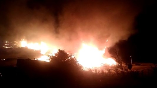 Incendio en Esquel: los bomberos trabajan para que el fuego no llegue a la zona de viviendas