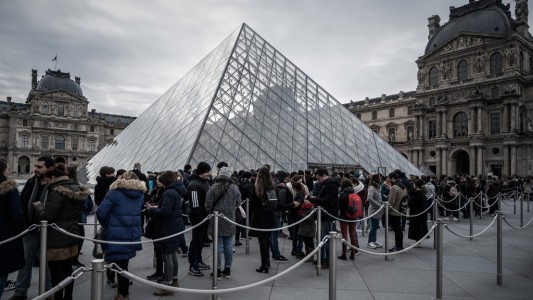 Tras el cierre por el coronavirus, reabre el Museo del Louvre