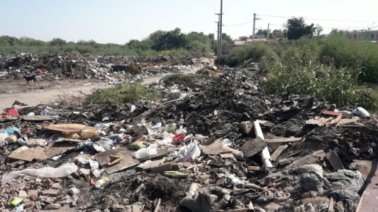Córdoba: vecinos cortan las calles reclamando que limpien un basural con casi 40 años en barrio Lamadrid