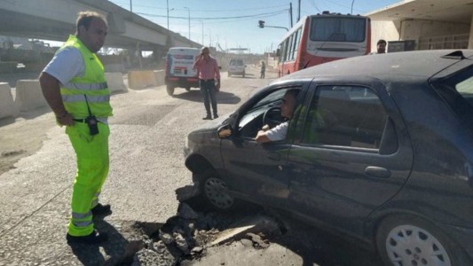 Motociclista resultó herido al chocar contra un auto que cayó en un bache en Retiro