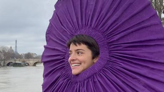 Video: Calu Rivero bailó desnuda por las calles de París y usó un extraño disfraz