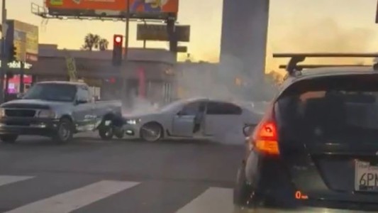 Ataque de furia: el conductor de un auto embistió en repetidas ocasiones a una camioneta