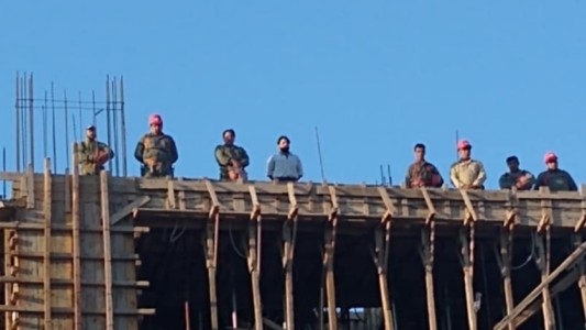 Viral emotivo: los albañiles que pararon de trabajar para cantar Aurora juntos a los chicos de una escuela