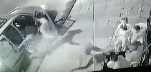 VIDEO: Les robaron con una ametralladora y se defendieron con un jarrón