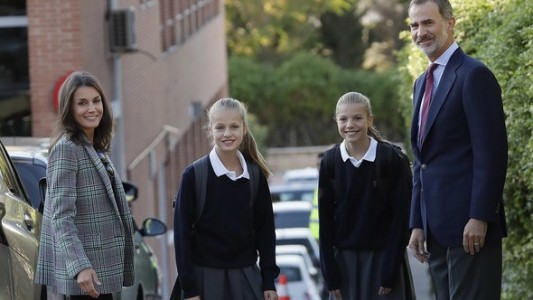 Las hijas de los reyes de España vuelven a clase, a pesar del caso de coronavirus en su colegio