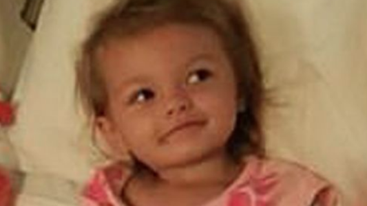 Una nena de dos años podría perder sus pies tras ser sumergidos en agua hirviendo como castigo