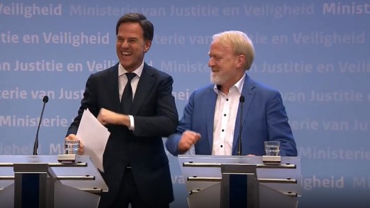 Coronavirus: el error del primer ministro holandés luego de pedir a los ciudadanos que no se den la mano