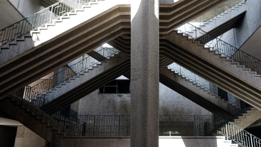 "Chacarita Moderna": una exposición de arte indaga en los misterios del panteón subterráneo del cementerio