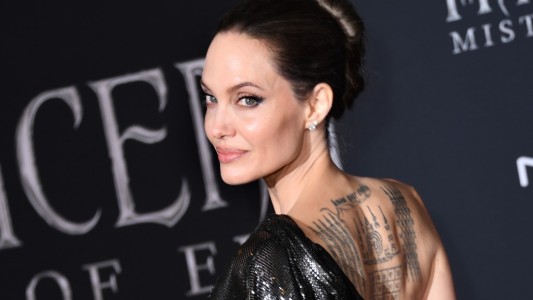 En un mensaje para resaltar la valentía de las mujeres, Angelina Jolie reveló que dos de sus hijas se sometieron a cirugías