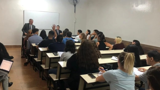 Alberto Fernández fue a dar clases a la UBA