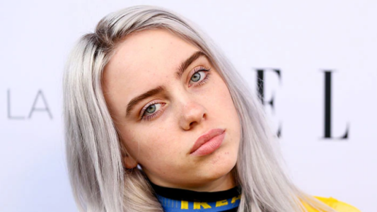 Video: Billie Eilish se quedó en corpiño en pleno show
