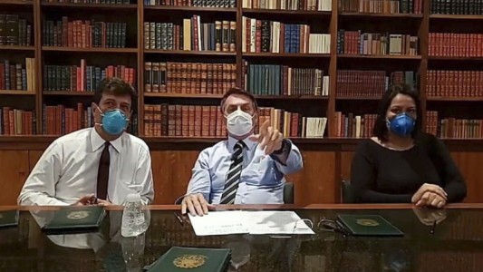 Bolsonaro apareció con barbijo en vivo y dijo que espera el resultado de su análisis
