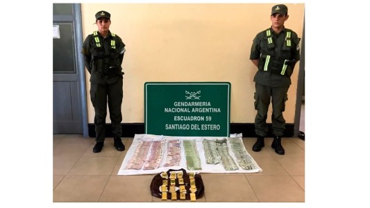 Secuestran 17 lingotes de oro a un pasajero de un micro en Santiago del Estero