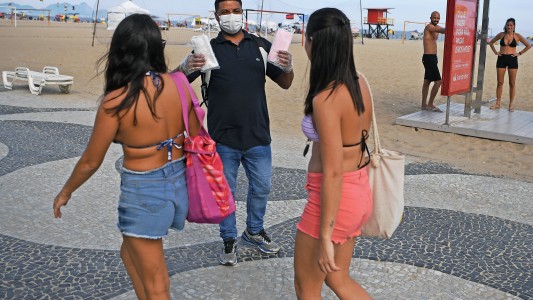 Bomberos de Río de Janeiro piden a bañistas salir de las playas por coronavirus