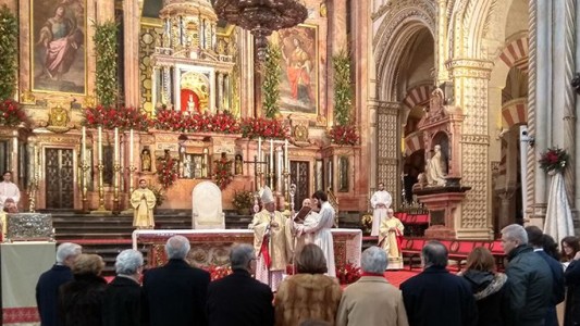 Religión a distancia: la Iglesia suspende vía crucis, procesiones y pide postergar bodas