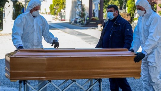 Coronavirus: en Italia se apilan ataúdes por el cierre de los cementerios