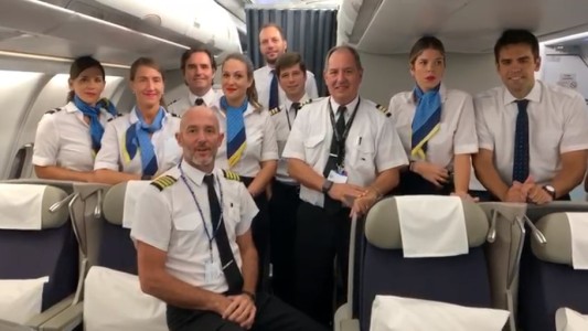 VIDEO: el emotivo mensaje de la tripulación de Aerolíneas Argentinas rumbo a Madrid