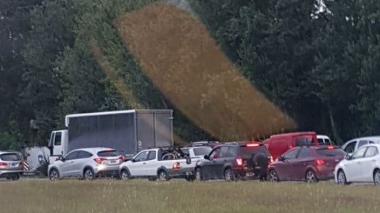 Largas colas para entrar en Pinamar y Villa Gesell, pese a que no se podrá circular en las playas