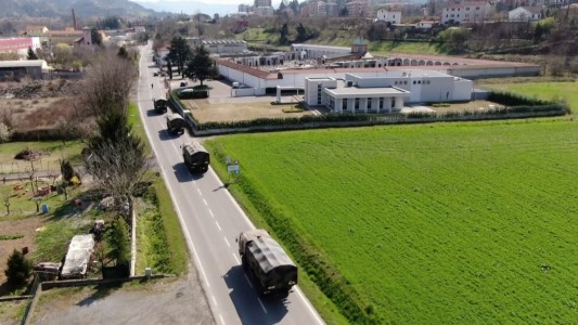 VIDEO: La caravana de la muerte en Italia, efectos del coronavirus