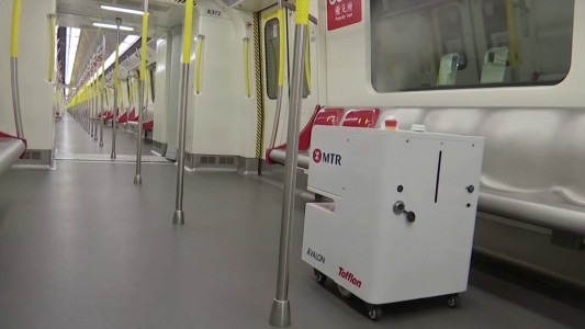 VIDEO: el robot que desinfecta el subte de Hong Kong