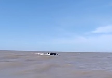 VIDEO: en medio de la cuarentena fue a pescar y la marea se llevó su camioneta