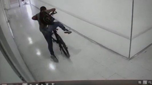 VIDEO: violó la cuarentena y le robó la bicicleta a un médico que hacía guardia