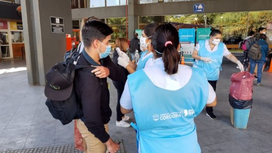 FOTOS - Escolta policial y control sanitario para cordobeses que llegaron desde Brasil y Perú