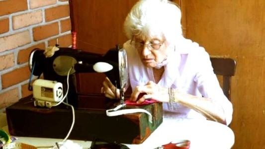 La mujer de 89 años que hace barbijos para los hospitales de Misiones