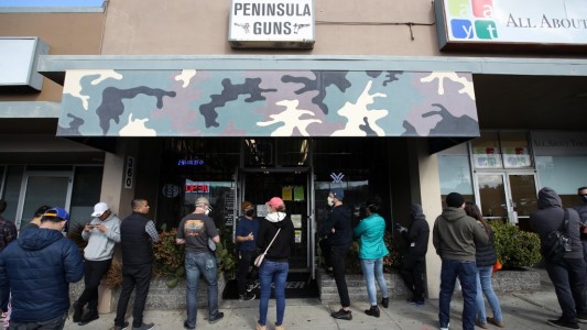 Se disparan las ventas de armas en Estados Unidos: "Miedo al coronavirus"