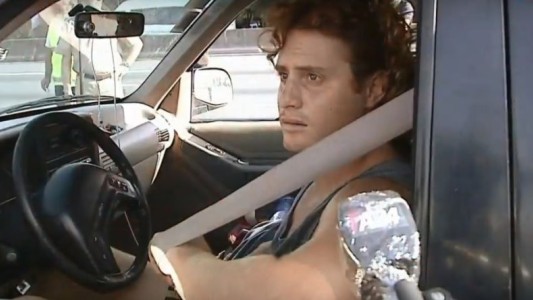 Ordenan la captura del surfer que llegó de Brasil porque dejó su domicilio