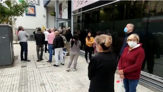 En cuarentena, colas de jubilados: cobran por cajero automático pero muchos van al mismo banco