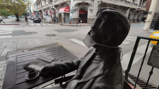 Si te cuidás, nos cuidás a todos: Daniel Salzano te lo dice cubierto con un barbijo