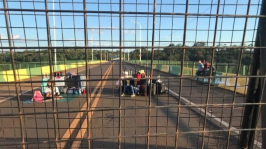 Cerraron el puente en Puerto Iguazú y 17 argentinos quedaron varados
