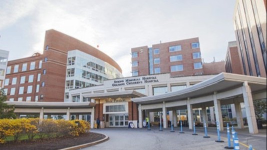 Coronavirus: ocultó que tenía síntomas, asistió al parto de su mujer y contagió al bebé