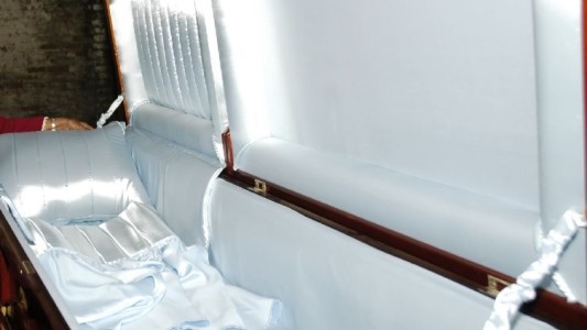 El hospital le informó sobre la muerte de su mamá, organizó el funeral y la mujer está viva