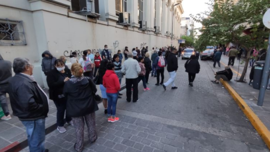 FOTOS: una multitud en los bancos para cobrar jubilaciones y asignaciones