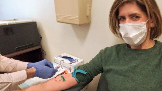 Se recuperaron del coronavirus y ahora donan su plasma para ayudar a salvar vidas