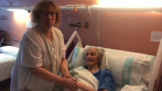 Coronavirus: el video de la mujer de 101 años que es un símbolo de España