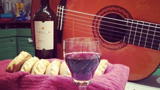 Detenidos: aunque pertenecen al grupo de riesgo, se juntaron en una casa a guitarrear