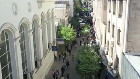 Mucho tránsito en los puentes y otra vez se acumulan clientes en los bancos