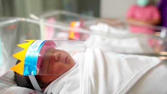 Le ponen mascarilla a los recién nacidos para protegerlos del coronavirus en Tailandia