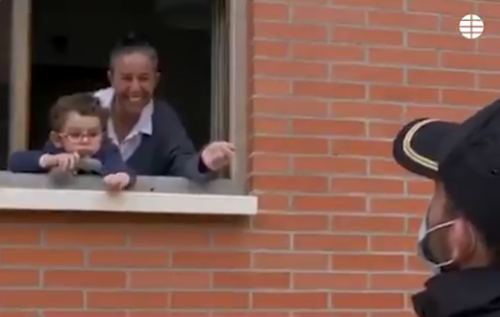 VIDEO: el emotivo gesto de la policía con un niño con autismo increpado por sus vecinos en medio del confinamiento